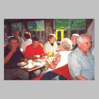 59-05-1082 Kirchspieltreffen Gross Schirrau 2002 in Neetze - Endlich wieder essen! Es gibt Kaffee und Kuchen an Bord.jpg